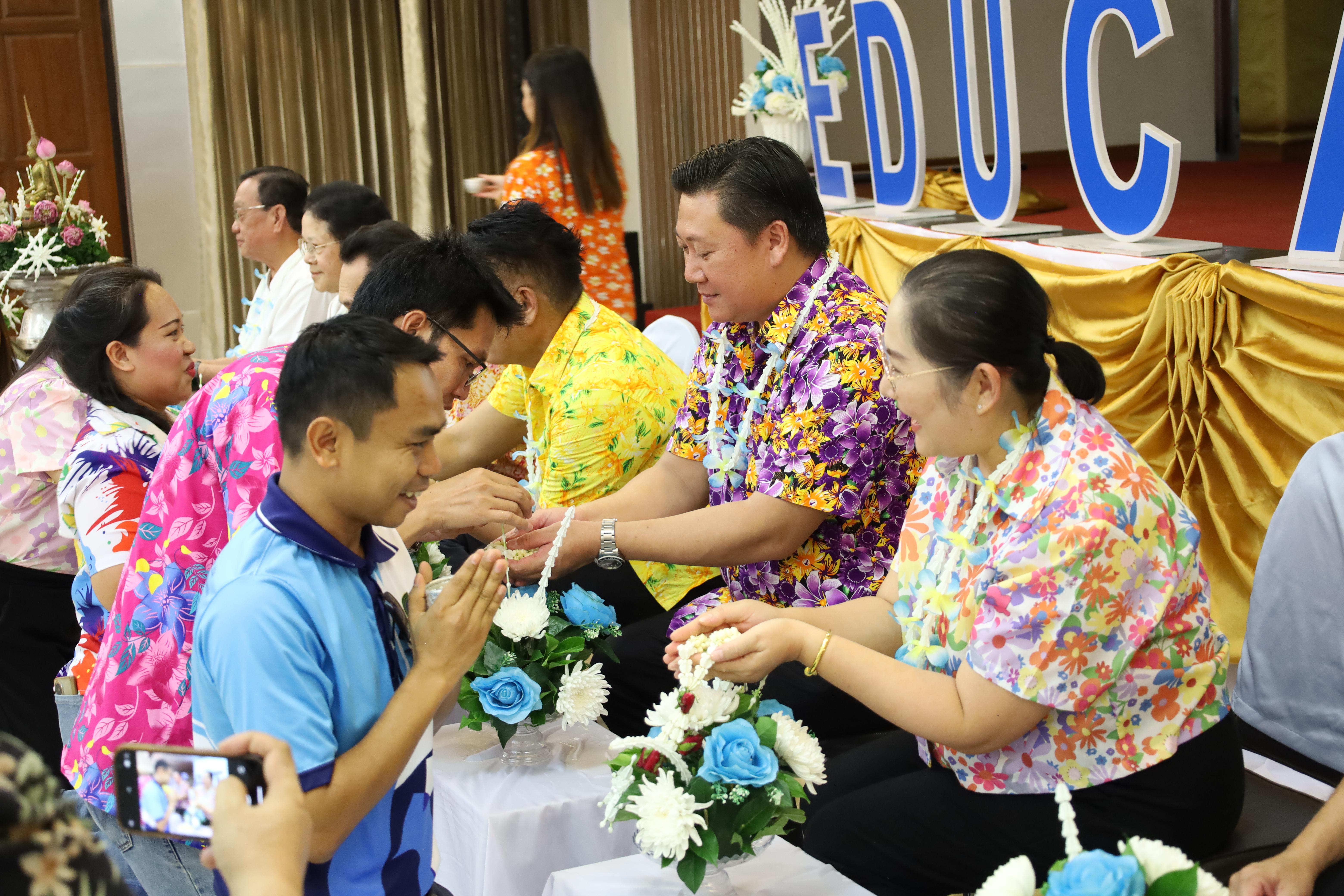 159. วันที่ 26 เมษายน 2568 สาขาการบริหารการศึกษา ได้จัดกิจกรรมรดน้ำดำหัวคณาจารย์ระดับบัณฑิตศึกษา ประจำสาขาการบริหารการศึกษา ณ ห้องประชุมครุร่มสัก 1 ชั้น 3 อาคารคณะครุศาสตร์